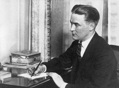 Retrato de Scott Fitzgerald sentado en su despacho escribiendo.