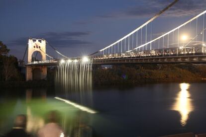 The waterfall, instalaci&oacute;n de Ana Morcillo y Jonathan Rule, en el puente de Amposta. 