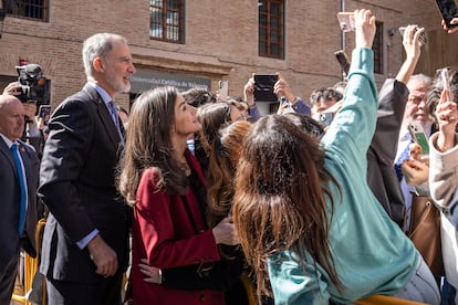 Los reyes Felipe VI y Letizia saludan a estudiantes de la Universidad Católica de Valencia a su llegada a la reunión de Valencia. 