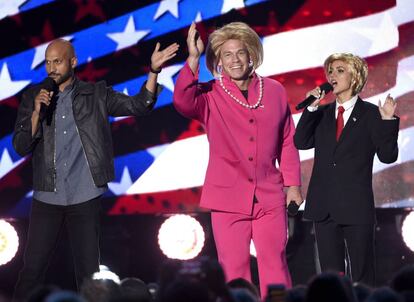 Los actores John Cena y Victoria Justice protagonizaron el momento más divertido de la gala. Vestidos como Hillary Clinton y Donald Trump, respectivamente, saltaron al escenario para parodiar a ambos políticos, candidatos a la presidencia de Estados Unidos.