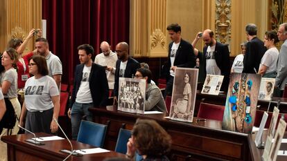 Diputados de la oposición abandonan el Parlamento balear este jueves con camisetas con el retrato de Aurora Picornell para unirse a una concentración de protesta por la actitud del presidente de la Cámara, Gabriel Le Senne, de Vox.