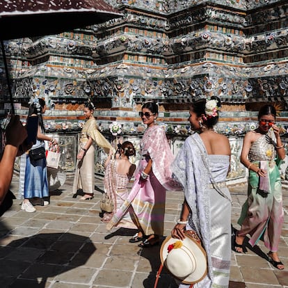 Visitantes en Wat Arun en Bangkok (Tailandia)