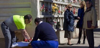 Momento de la exhumación en el cementerio de Málaga.