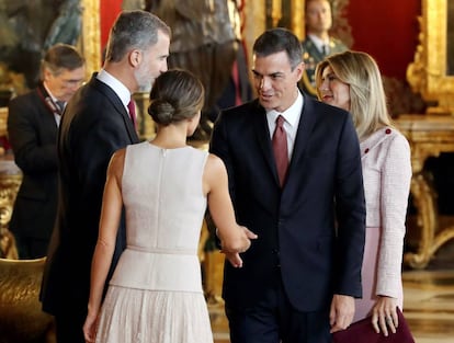 Los Reyes saludan a Pedro Sánchez. 