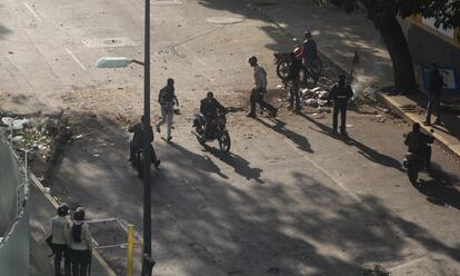 Mais policiais e militantes dos grupos chavistas se reúnem neste município da Grande Caracas.