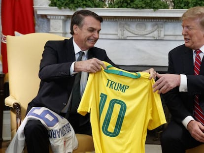 Intercambio de camisetas entre Bolsonaro y Trump.