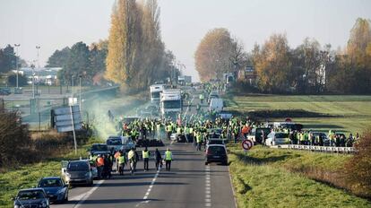 Corte de una salida de una autopista en Valenciennes, al norte de Francia