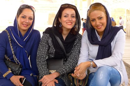 Tres mujeres iraníes en la ciudad persa.