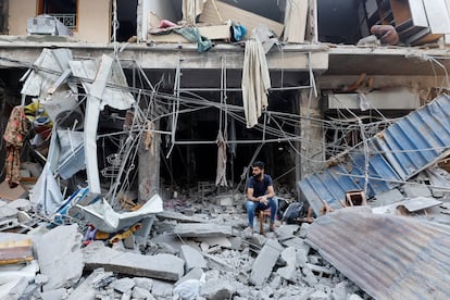 Un hombre sentado entre los escombros de un edificio en la localidad de Jan Yunis, al sur de la franja de Gaza. 