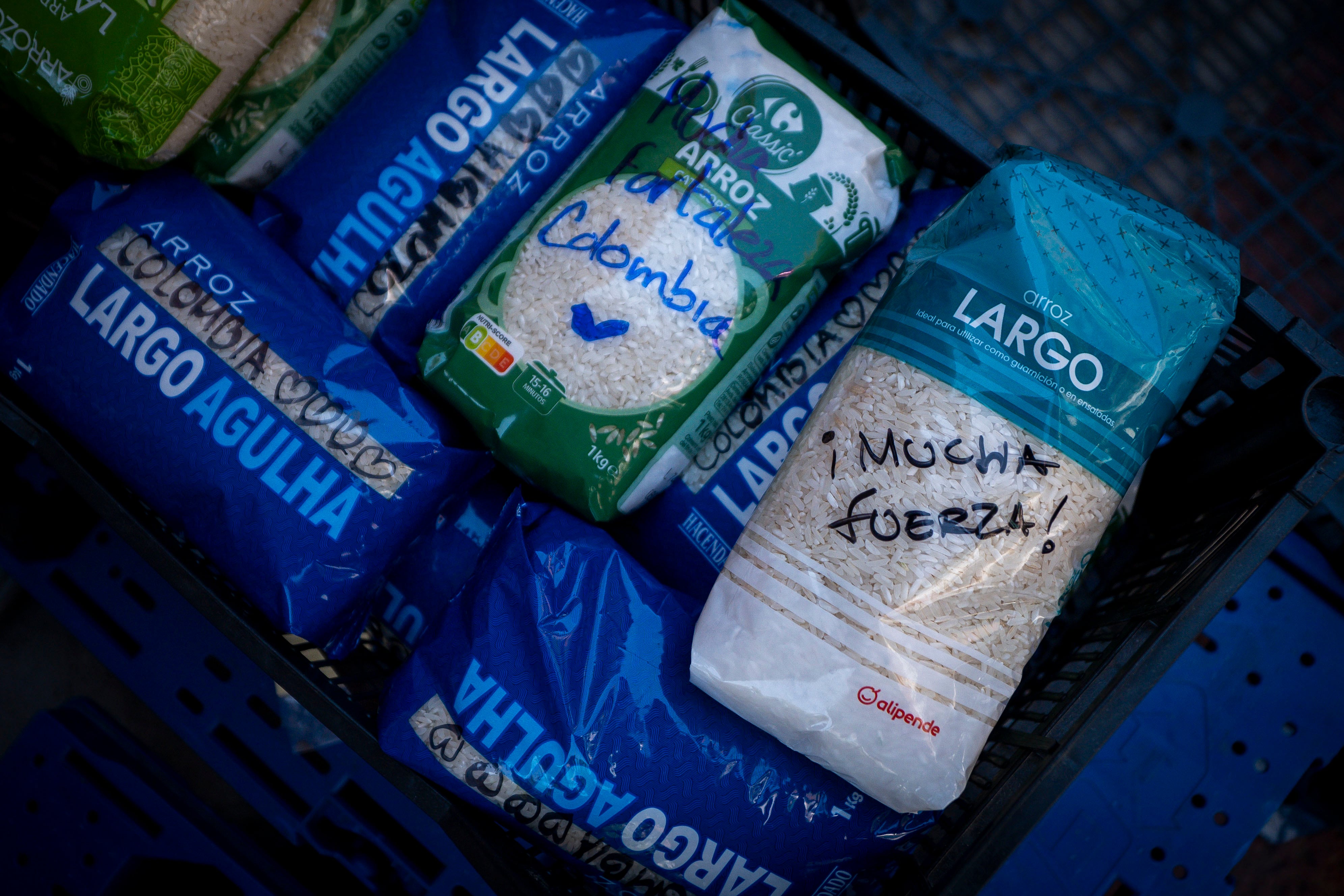 Paquetes de arroz donados por colombianos este jueves en Madrid para apoyar a las personas afectadas por el terremoto en Colombia.