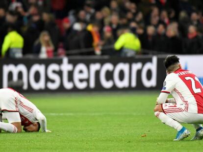 Dos jugadores del Ajax se lamentan tras haber quedado fuera de la Champions League en la fase de grupos.