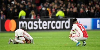 Dos jugadores del Ajax se lamentan tras haber quedado fuera de la Champions League en la fase de grupos.