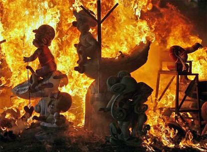 La falla infantil instalada en la Plaza de la Ayuntamiento de Valencia arde anoche durante la celebración de la tradicional 'cremá'.