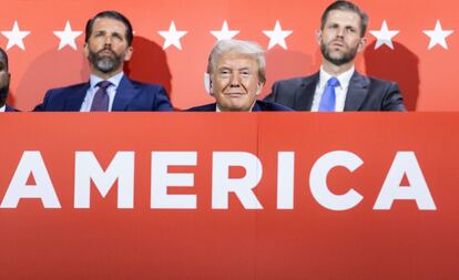 Donald Trump, acompañado por sus hijos, Donald Trump Jr. (izquierda) y Eric Trump (derecha).