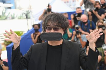 El director Bong Joon-Ho atiende a los medios gráficos en el festival de cine de Cannes.