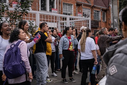 Ciudadanos salen a las calles por un temblor registrado en Bogotá, el 17 de agosto de 2023.