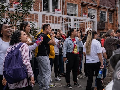 Ciudadanos salen a las calles por un temblor registrado en Bogotá, el 17 de agosto de 2023.