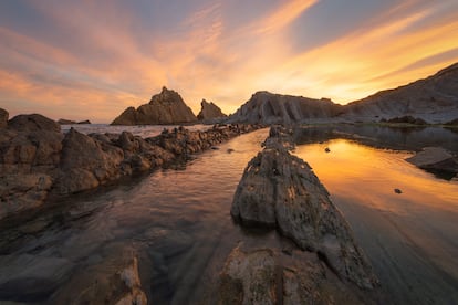 Amanecer en la playa de La Arnía (Costa Quebrada, geoparque de la Unesco).