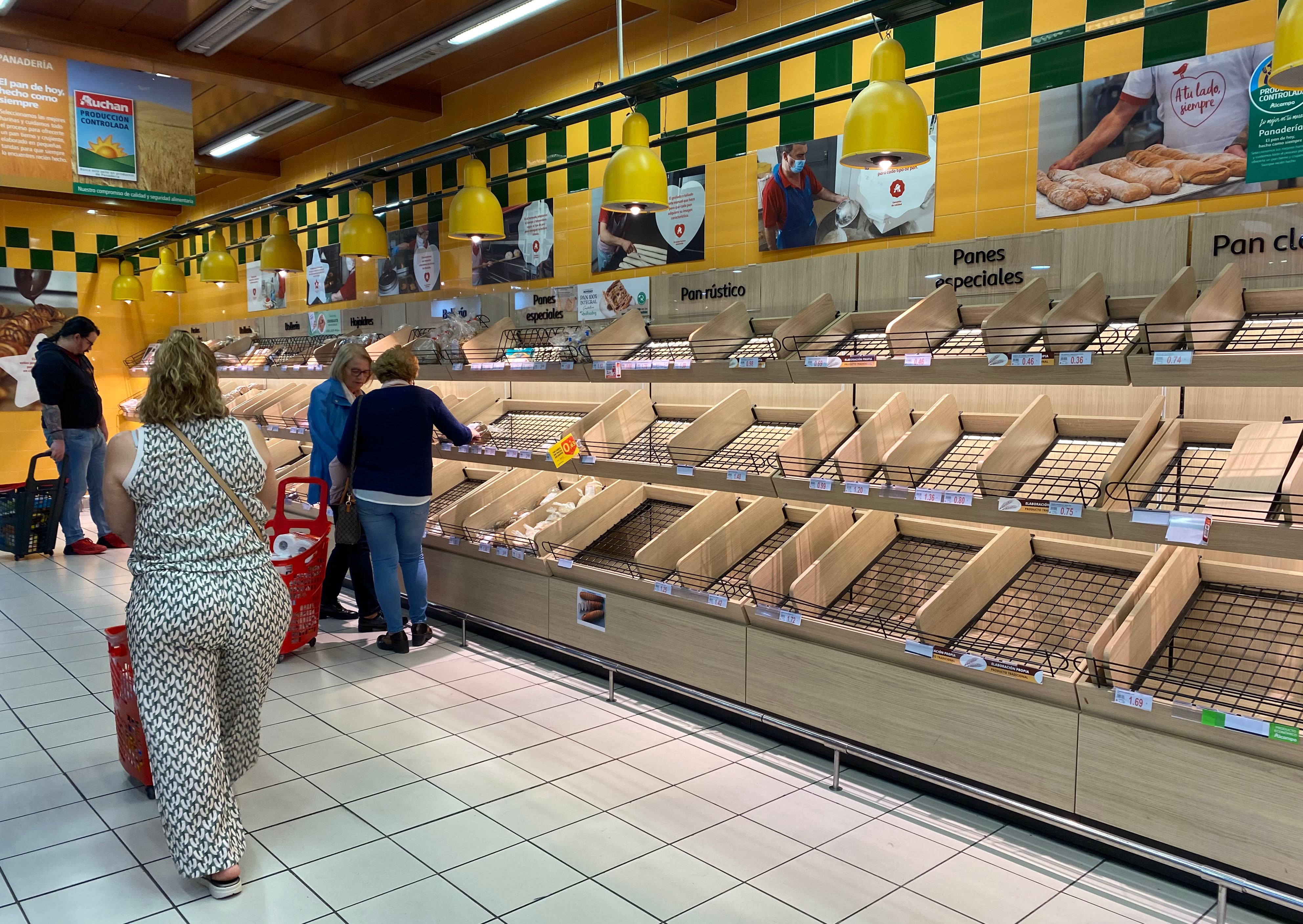 28 04 2025. Madrid. Estanterías de pan vacías del supermercado Alcampo en Vallecas. E lena Reina