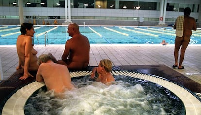 Nudistas en las piscinas Picornell de Barcelona.