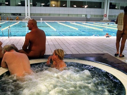 Nudistas en las piscinas Picornell de Barcelona.