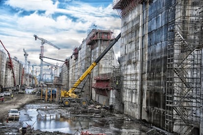 Gruas y maquinaria trabajando.