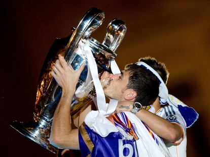 Casillas besa la Copa de Europa junto a Ramos.