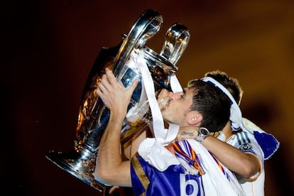 Casillas besa la Copa de Europa junto a Ramos.