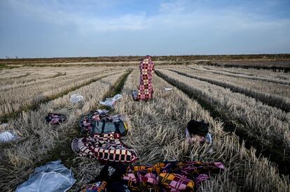 Un migrante espera cerca del río Evros, en el noroeste de Turquía, para tomar un barco para intentar entrar en Grecia cruzando el río.