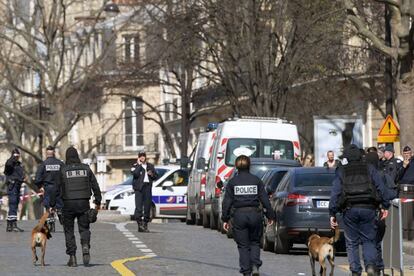 Policiais franceses cercam a região dos escritórios do FMI, em Paris.