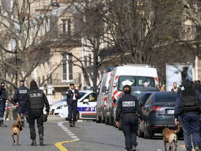 Policiais franceses cercam a região dos escritórios do FMI, em Paris.