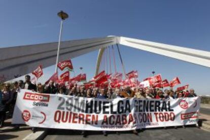 Toxo y  M&eacute;ndez, a la cabeza de una marcha ayer en Sevilla.