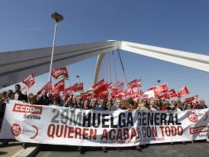 Toxo y  M&eacute;ndez, a la cabeza de una marcha ayer en Sevilla.