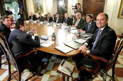 Francisco Camps, a la derecha, preside la primera reunión plenaria del Consell valenciano en 2010.