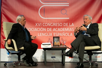 Juan Cruz y Mario Vargas Llosa en el XVI Congreso de la ASALE, en 2019.