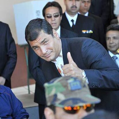 Rafael Correa deposita su voto en un colegio de Quito.