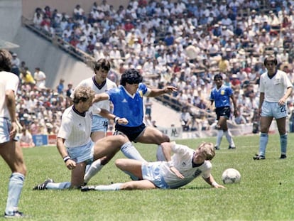 Diego Maradona elude a la defensa de Inglaterra en el partido de semifinales de M&eacute;xico 86.
