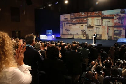 Ovación para el presidente de honor del PP, José María Aznar, durante su intervención en la inauguración de la convención nacional del Partido Popular.