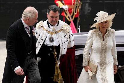 El príncipe Carlos de Inglaterra y Camila de Cornualles, a su llegada al servicio de Acción de Gracias en honor a Isabel II.
