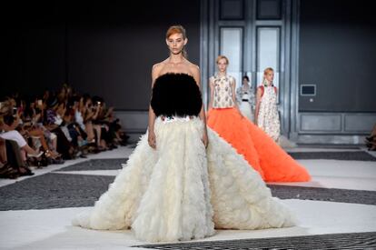 Los grandes vestidos, terminados con largas y voluminosas colas, han sido una de las propuestas de Giambattista Valli.