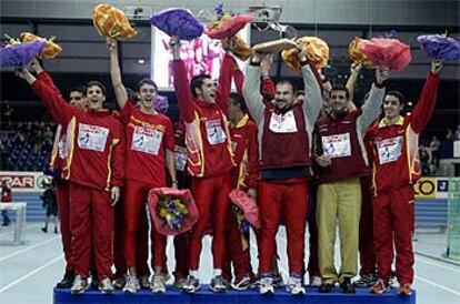 El equipo español celebra el triunfo en el podio.