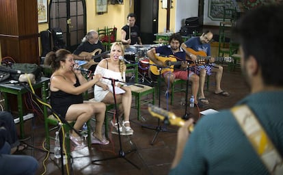 Sentados desde la izquierda, Gema, Rocío y Luis, los hijos de Camarón, en un ensayo.