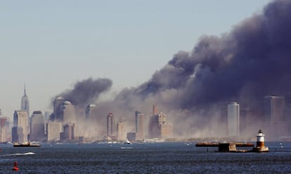 El humo envuelve Manhattan tras el derrumbamiento de las Torres Gemelas del World Trade Center, en la isla de Manhattan, Nueva York.