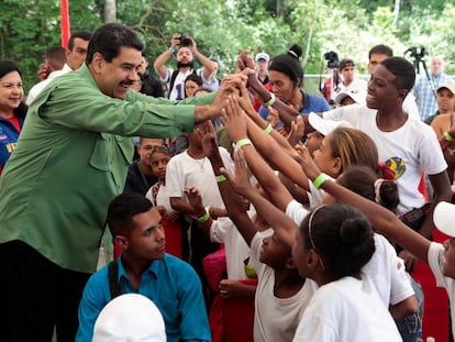 Nicolás Maduro cumprimenta crianças neste domingo.