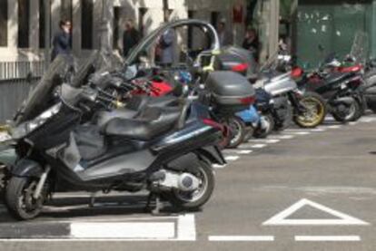 Motocicletas aparcadas en una calle de Madrid.