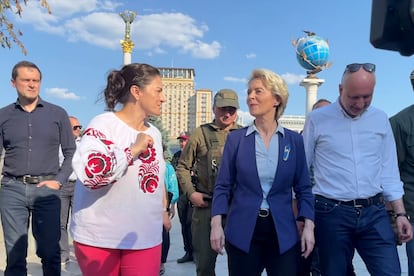 La presidenta de la Comisión Europea, Ursula von der Leyen (a la derecha) visita con la plaza Maidan de Kiev junto a Ludmila Scherbanyuk, representante de la delegación de Esu en Ucrania, y Matti Maasikas, embajador de la UE en el país.