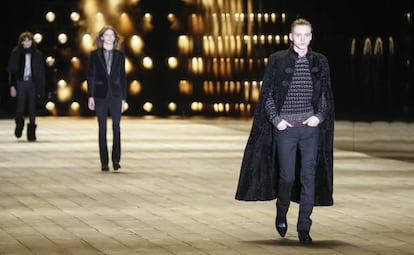 Las propuestas en negro de Saint Laurent, en París.