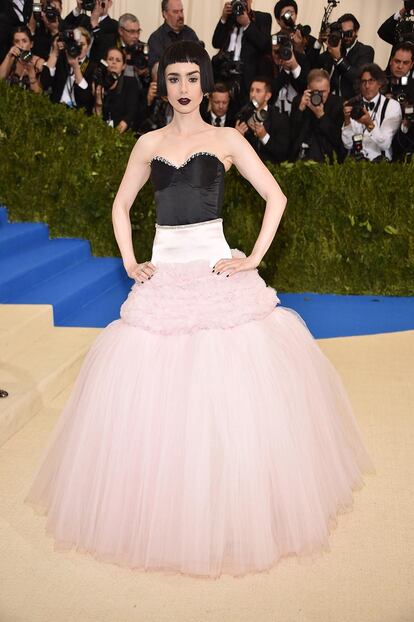 Lily Collins, una suerte de princesa dark, eligió un diseño de Giambattista Valli.