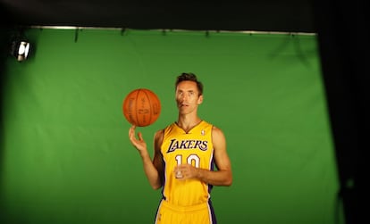 El jugador de Los Ángeles Lakers Steve Nash se ha convertido en el quinto jugador de la historia en superar las 10.000 asistencias (10.005). El jugador, nacido en Johanesburgo, Sudáfrica, juega en la NBA desde 1996.