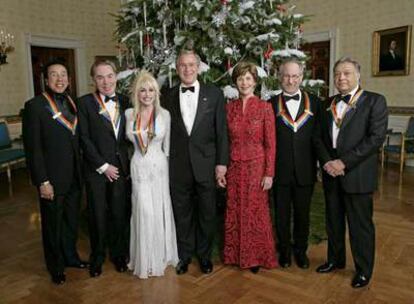 El presidente de los Estados Unidos George W. Bush y la primera dama Laura Bush posan con los premiados en la gala anual de entrega de los premios del Kennedy Center.